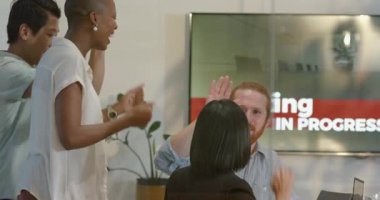 Çeşitli takımlar modern ofiste projeleri tartışıyor, fikirler üzerinde işbirliği yapıyorlar. Takım çalışması, işbirliği, beyin fırtınası, iş dünyası, şirket, iletişim