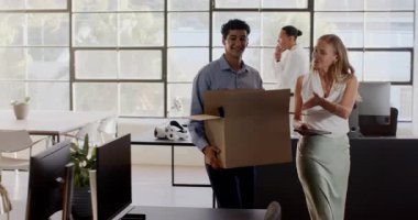 Mavi gömlekli bir iş adamı. Odaklanma ve kararlılıkla ofis masasını düzenliyor. çalışma alanı, üretkenlik, profesyonel, kurumsal, idari, iş