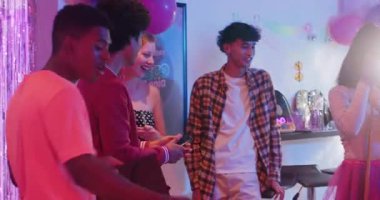 Çeşitli arkadaşlar doğum günü hediyesi veriyor bilardo oynuyor selfie çekiyor evde pasta denetliyor. Kutlama, dostluk, sosyal, gece hayatı, coşku, eğlence, eğlence