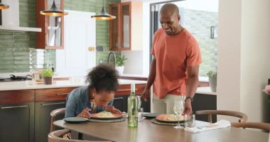 Çeşitli çiftler evde akşam yemeğinin keyfini çıkarıyor, mutfakta gülüşmeler ve sohbetler ediyorlar. Romantik, akşam yemeği, birliktelik, yaşam tarzı, kapalı mekanlar, mutluluk