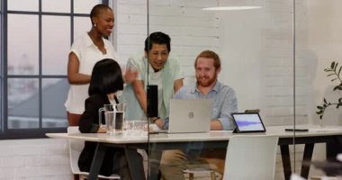 Modern ofiste dizüstü bilgisayar ve tablet kullanarak projeyi tartışan çeşitli iş ekipleri. Takım çalışması, işbirliği, beyin fırtınası, teknoloji, üretkenlik, şirket