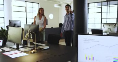 Modern ofiste dijital cihazlarla projeyi tartışan çeşitli iş adamları. takım çalışması, işbirliği, teknoloji, liderlik, şirket, iletişim