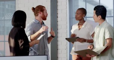 Çeşitli takımlar modern ofiste dizüstü bilgisayarlar ve belgelerle projeyi tartışıyor. İşbirliği, takım çalışması, iş toplantısı, beyin fırtınası, strateji, şirket