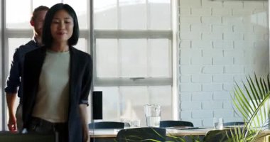 Modern ofiste doğal ışık altında strateji tartışması yapan çeşitli iş adamları. Takım çalışması, işbirliği, planlama, şirket, beyin fırtınası, toplantı