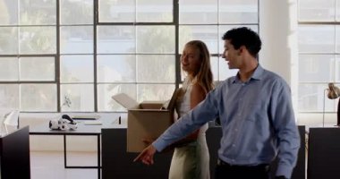 Modern ofiste güvenle yürümek, profesyonelce gülümsemek ve evrakları taşımak. İş, şirket, güven, idari, kariyer, başarı