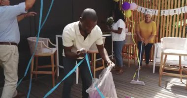 Çeşitli aileler dışarıda balonlarla ve şeker dolu pinyatalarla doğum günü partisini kutluyor. Kutlama, şenlik, neşe, mutluluk, çeşitli aile zamanları.