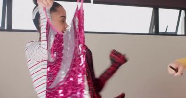 Çeşitli kadın arkadaşlar palet açıyor, göz farı sürüyor, yatak odasında stil yapmak için kıyafet seçiyorlar. Kozmetik, arkadaşlık, gündelik, canlı, yaşam tarzı, işbirliği, güzellik