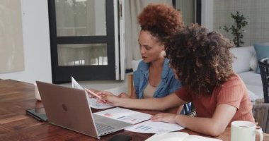 Evdeki belgeleri inceliyor, çeşitli lezbiyen çiftler gülümsüyor ve işbirliği yapıyorlar. Takım çalışması, işbirliği, çeşitlilik, ev ofisi, uzaktan çalışma, arkadaşlık