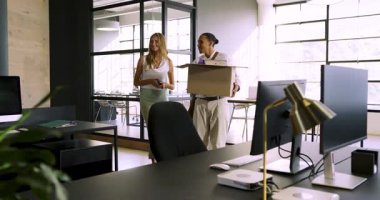 Ofisteki çeşitli iş adamları gülümseyerek iş gününe hevesle hazırlanıyorlar. Takım çalışması, işbirliği, şirket, toplantı, çeşitli meslekdaşlar, işyeri