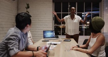 İş kadını, gece ofisinde çeşitli takımlara tablet sunuyor. takım çalışması, konferans, teknoloji, işbirliği, strateji, yenilik