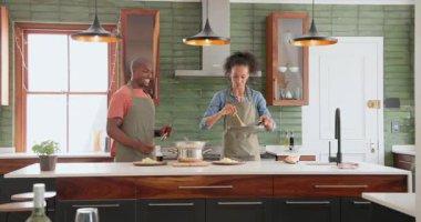 Modern mutfakta birlikte yemek pişiren, kaliteli zaman geçiren ve evde yemek hazırlayan farklı çiftler. Yaşam tarzı, ilişki, yemek hazırlığı, bağlanma, ev, aşçılık