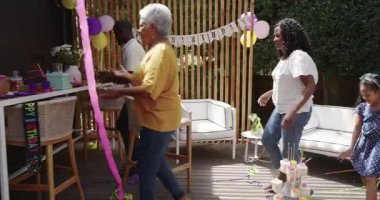 Doğumgününü dışarıda kutluyoruz, balonlu, kekli, renkli dekorasyonlu bir sürü aile. Kutlama, farklı aile zamanları, mutluluk, parti, şenlik, neşe