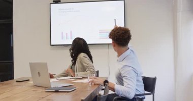 Dijital trendler, çeşitli profesyonellerin toplantıda dizüstü bilgisayarı ve sunumu kullanması. teknoloji, işbirliği, takım çalışması, strateji, yenilik, kurumsal