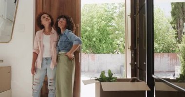 Neşeli eşcinsel lezbiyen çift evde selfie çekiyorlar, mutlu anları yakalıyorlar. LGBTQ, aşk, birliktelik, mutluluk, bağ, ilişki