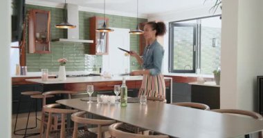 Modern mutfakta, çeşitli aile kutlamalarına hazırlanan bir kadın, evinde, neşeyle masayı hazırlıyor. Şenlik, hazırlık, konukseverlik, toplanma, yemek