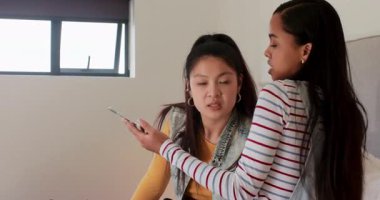 Çeşitli bayan arkadaşlar makyaja arkadaş olarak başlıyorlar, fırçayı dinliyorlar, sonra telefonları paylaşıyorlar, selfie pozu veriyorlar. Arkadaşlık, çeşitlilik, güzellik, gündelik, yaşam tarzı, canlı, sosyal