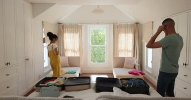 Çeşitli çiftler evde bavullarını topluyor, heyecanla tatile hazırlanıyorlar. Seyahat, bagaj, tatil, turizm, hazırlık, boş zaman