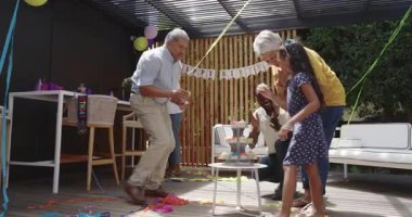 Doğumgününü dışarıda kutluyoruz, çeşitli aileler balonlarla ve keklerle neşeli anları paylaşıyoruz. Kutlama, parti, mutluluk, birliktelik, şenlik