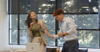 İş dünyasından çeşitli profesyoneller modern ofiste laptopla ve kahveyle başarıyı kutluyor. takım çalışması, kutlama, işbirliği, birlikte çalışma, üretkenlik, kurumsal