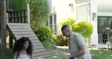 Çimenlerde piknik yapan, meyve paylaşan ve bahçede birlikte gülümseyen farklı çiftler. Rahatlama, doğa, mutluluk, arkadaşlık, yaşam tarzı, rahatlık