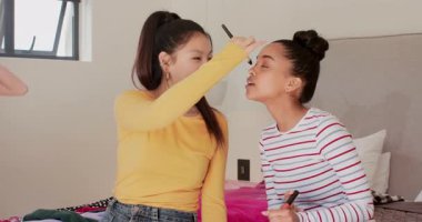 Paleti kapmak, yatak odasında oturan çeşitli bayan arkadaşlar telefon özçekimi için göz farı sürüyorlar. Arkadaşlık, gündelik, yaşam tarzı, canlı, bağlanma, iç mekan, ifade