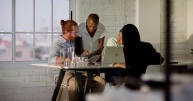 Ofis masasında iş birliği yapıp fikirleri hevesle tartışıyorlar. İşbirliği, takım çalışması, beyin fırtınası, yaratıcılık, yenilik, toplantı