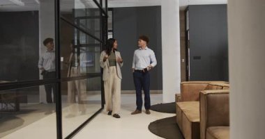 İş, çeşitli profesyonellerin modern ofiste ellerinde belgelerle dolaşması. şirket, takım çalışması, işbirliği, çeşitli meslekdaşlar, strateji