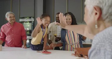 Memlekette kutlama yapan çeşitli aileler, genç kızın ödülüne neşe ve gururla hayran kaldılar. Kutlama, başarı, mutluluk, başarı, hayranlık