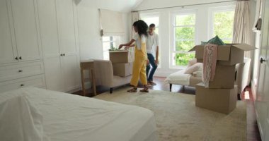 Çeşitli çiftler parlak yatak odalarında kutuları açıyor, birlikte yeni bir ev düzenliyorlar. Taşınma, yer değiştirme, takım çalışması, yaşam tarzı, iç mekan, yerleşim