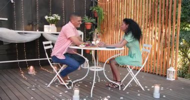 Çeşitli çiftler mum ışığında yemek yerken el ele tutuşuyorlar, samimi sohbetler ediyorlar. Romantik, randevu gecesi, ilişki, aşk, akşam, birliktelik