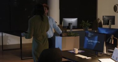 Çeşitli meslektaşlar modern ofiste projeyi bilgisayarlar ve kahve kupalarıyla tartışıyorlar. İşbirliği, takım çalışması, beyin fırtınası, şirket, teknoloji, işyeri