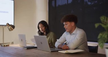 Dizüstü bilgisayarlarda işbirliği yapmak, çeşitli meslektaşlar akşam toplantısı sırasında ofiste olmak. İşbirliği, takım çalışması, iş, teknoloji, şirket, beyin fırtınası