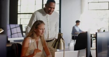 İş kadını, modern ofis ortamında dizüstü bilgisayarla masa başında notlar yazıyor. şirket, profesyonel, çalışma alanı, teknoloji, iş, girişimci