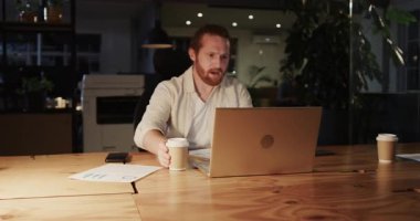 Geceleri ofiste işbirliği yapan, çeşitli takımlar dizüstü bilgisayarın etrafında coşkuyla projeyi tartışıyor. Takım çalışması, beyin fırtınası, yaratıcılık, iş, teknoloji, gece vardiyası