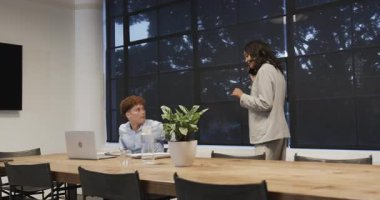 Çeşitli meslektaşlar modern ofis toplantı odasında başarıyı beşlikle kutluyorlar. Takım çalışması, işbirliği, profesyonel, kutlama, iş, başarı