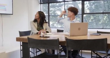 Modern ofis toplantı odasında laptopta ve belgelerde işbirliği yapan çeşitli meslektaşlar. Takım çalışması, işbirliği, iş, şirket, beyin fırtınası, planlama