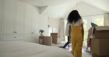 Çeşitli çiftler kutularını açıyor ve evdeki rahat yatak odasında yastıkları düzenliyorlar. Taşınma, iç mekan, ilişki, ev, yaşam tarzı