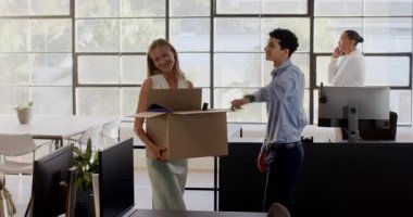 Modern ofisteki çeşitli meslektaşlar yeni iş gününe hazırlanıyorlar. İşbirliği, takım çalışması, girişim, iş, hazırlık, şirket