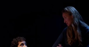 İş kadını, modern ofis ortamında gece yarısı toplantısında fikirler sunuyor. Sunum, takım çalışması, beyin fırtınası, şirket, işbirliği, liderlik