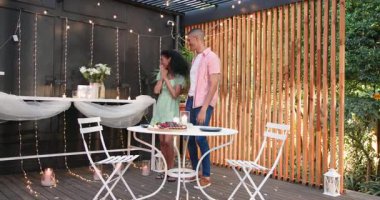 Çeşitli çiftler bahçede romantik bir akşam yemeği yiyor, kahkahalarını paylaşıyor ve içkilerini dolduruyorlar. Aşk, randevu, aşk