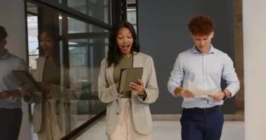 Proje detaylarını, tablet ve belgeleri kullanan çeşitli iş uzmanlarını tartışıyorlar. İşbirliği, takım çalışması, beyin fırtınası, planlama, teknoloji, işyeri