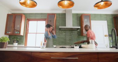 Çeşitli çiftler modern mutfakta birlikte yemek pişiriyor, evde neşeyle lezzetli yemekler hazırlıyorlar. yemek, aşçılık, ilişki, hazırlık, ev hayatı