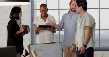 Makamdaki başarıyı kutlayan, gülümseyen ve tablet tutan Afro-Amerikan kadın. başarı, profesyonel, teknoloji, kurumsal, dijital, takım çalışması