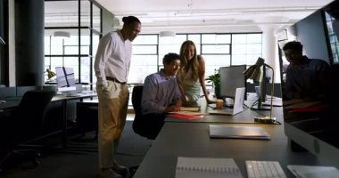 Ofiste işbirliği yapmak, çeşitli meslektaşlar bilgisayar çalışma istasyonunda projeyi tartışmak. İş, takım çalışması, beyin fırtınası, şirket, toplantı, ofis kültürü