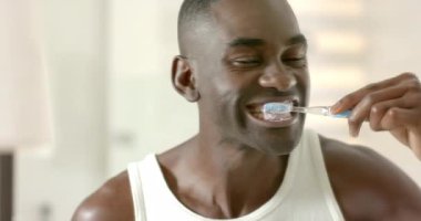 Afro-Amerikalı adam banyoda dişlerini güçlü bir şekilde fırçalıyor mavi diş fırçası ve köpükle. Hijyen, kişisel bakım, tımar, yaşam tarzı, temiz, yansıma, sağlık