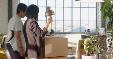 Modern ofisteki Asyalı kadın masa başında bilgisayarlı sandalye ayarlıyor, kopyalama uzayı. işyeri, iş yeri, şirket, profesyonel, ergonomik, teknoloji