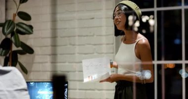 Ofis masasında tablet ve belgelerle strateji tartışan iki işadamı. Takım çalışması, işbirliği, şirket, toplantı, planlama, teknoloji