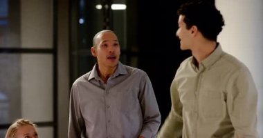 Muhtelif meslekdaşlar ofis gecelerinde birlikte içmekten zevk alıyor, gülümsemelerini paylaşıyorlar. Takım çalışması, kaynaşma, kutlama, arkadaşlık, sosyalleşme, iletişim