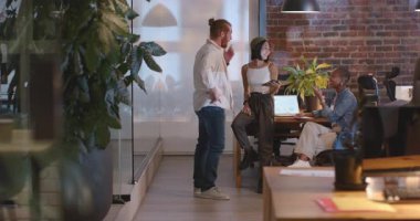 Proje, meslektaşlar modern ofiste takım çalışması için dizüstü bilgisayar ve tablet kullanıyorlar. İşbirliği, toplantı, beyin fırtınası, strateji, verimlilik, yenilik