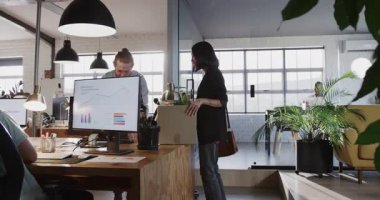 Proje, modern ofiste bilgisayar masasının yanında duran meslektaşlar. Takım çalışması, işbirliği, beyin fırtınası, iş, teknoloji, profesyonel